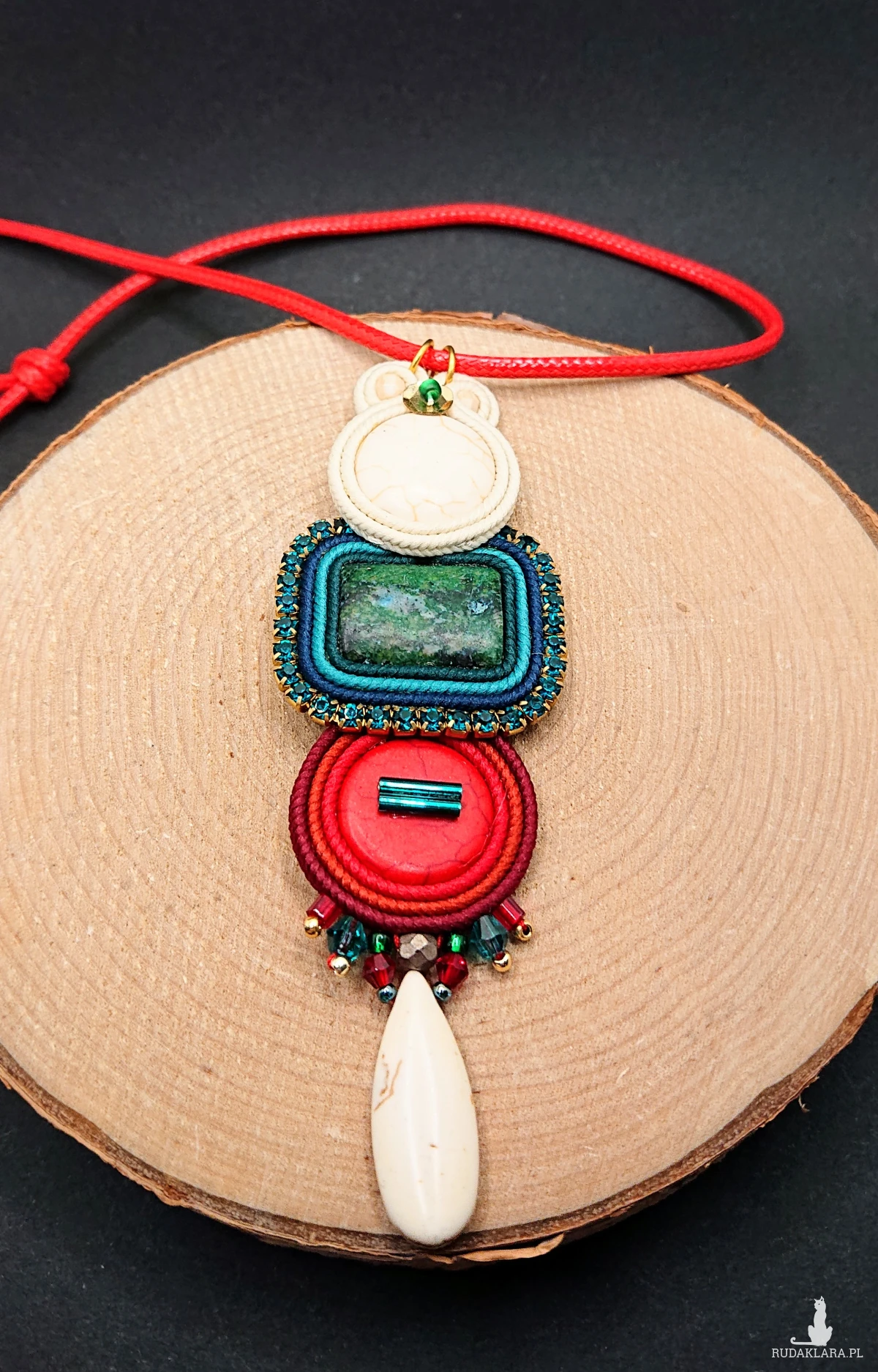 Wisior sutasz z kamieniami